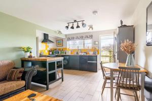 Dapur atau dapur kecil di Peaceful country cottage in a rural location near Norfolk Broads 2 double bedroom