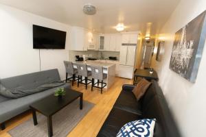 sala de estar con sofá y cocina en Charming 2-Bed Apt Mins from NYC - Sleeps 7, en Union City