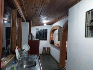 cocina con fregadero y encimera en Hospedagem Manacás, en Alagoa