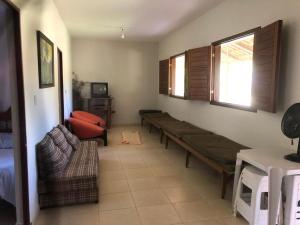 - un salon avec un canapé et un banc dans l'établissement Chácara Aconchego, à Três Marias
