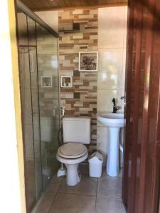 ein Bad mit einem WC und einem Waschbecken in der Unterkunft Chácara Aconchego in Três Marias