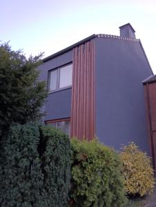 uma casa com uma faixa vermelha ao lado em Moderne, helle Wohnung mit Terasse 15min bis OB Centro em Dinslaken