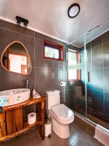 W łazience znajduje się toaleta, umywalka i prysznic. w obiekcie Cabañas Boutique Faldeos de La Lajuela w mieście Santa Cruz