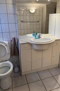 a bathroom with a sink and a toilet at Schöne EG Wohnung mit TV, Wlan und Küche - Maria in Werne an der Lippe