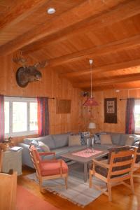 een woonkamer met een bank en een tafel bij Einkjerrbu cabin by Norgesbooking - in Svingvoll