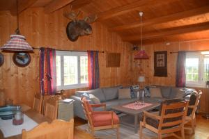 een woonkamer met een bank en een tafel bij Einkjerrbu cabin by Norgesbooking - in Svingvoll