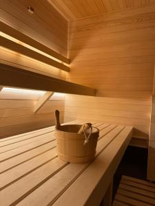 una bañera de madera en una sauna en Apartamenty Agroturystyczne Papiernia, en Niedźwiedź