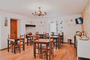 comedor con mesas y sillas de madera en Casa de Campo da Quinta da Pegada en Óbidos