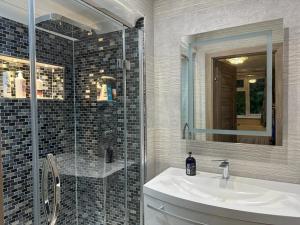 Koupelna v ubytování A luxury double bedroom with ensuite in High Wycombe
