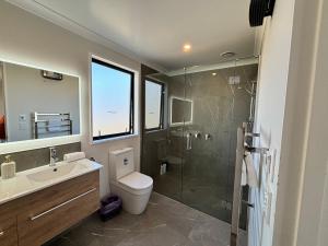 Whiti Te Ra 3 Bed tesisinde bir banyo