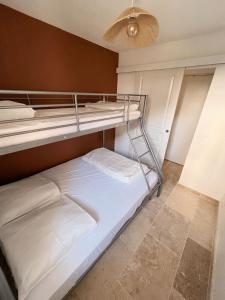 Posteľ alebo postele v izbe v ubytovaní Logement climatisé à seulement 3 minutes à pied de la mer