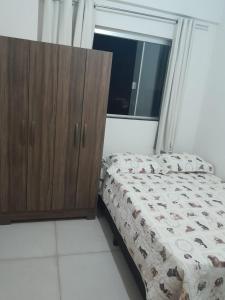 Postel nebo postele na pokoji v ubytování Quarto próximo Av JK
