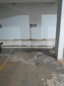 een lege parkeerplaats met het nummer op een muur bij Quarto próximo Av JK in Patos de Minas