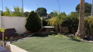 a small backyard with a table and a palm tree at Romulo Art House in Otura