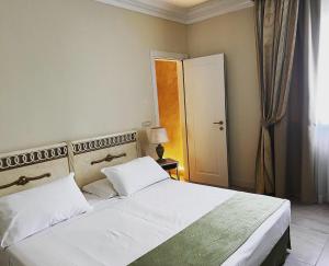 Postel nebo postele na pokoji v ubytování Hotel Fiuggi Terme Resort & Spa