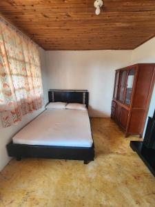 a bedroom with a bed and a wooden ceiling at Alojamiento Rural Bellavista in Filandia
