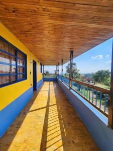 un corridoio di un edificio scolastico con soffitto in legno di Alojamiento Rural Bellavista a Filandia