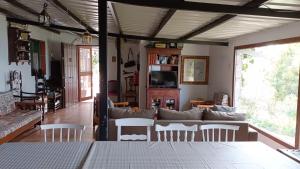 uma sala de estar com um sofá, uma mesa e cadeiras em Finca el Lomo em Las Palmas de Gran Canárias
