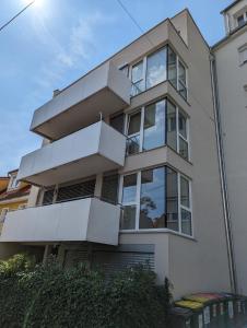 un edificio de apartamentos con balcones en un lateral en Lend City Apartment Family keyless entry en Graz