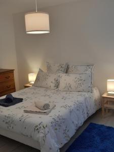 a bedroom with a bed with a blue rug at Joli gîte à Chéroy in Chéroy