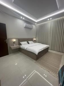 a bedroom with a bed in a room with avisor at شقق فندقيه فاخره بتصمم عصري ودخول ذاتي in Jeddah