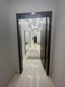 a hallway with a mirror and a hallway with a hallwayngthngthngthngthngth at شقق فندقيه فاخره بتصمم عصري ودخول ذاتي in Jeddah
