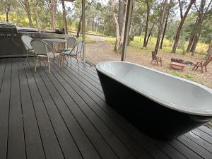 Giardino di Alice & Elvis, Crescent Head, Retro Caravans with Deck, Bathroom & Outdoor Bath in a Bush Setting near the Beach