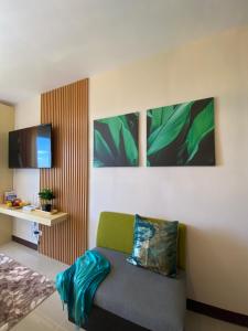 Saekyung Village1, Phase 3, Marigondon, Lapu-Lapu City, Cebu في Lapu Lapu City: غرفة معيشة مع أريكة وتلفزيون