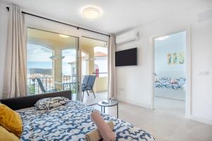 - une chambre avec un lit et un balcon dans l'établissement Luxury Family Home Heated Pool by LoveTenerife, à Los Cristianos