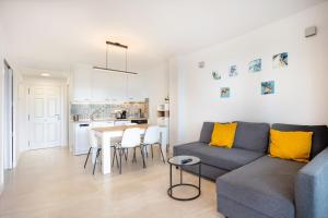 - un salon avec un canapé et une table dans l'établissement Luxury Family Home Heated Pool by LoveTenerife, à Los Cristianos
