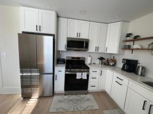 Fully renovated 3Bdr apt 1.5 block from the beach的厨房或小厨房