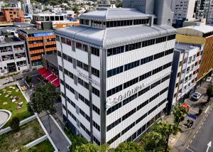 einen Blick über ein hohes weißes Gebäude in einer Stadt in der Unterkunft Sojourn Apartment Hotel - Ghuznee in Wellington