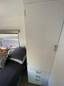 Letto o letti in una camera di Alice & Elvis, Crescent Head, Retro Caravans with Deck, Bathroom & Outdoor Bath in a Bush Setting near the Beach