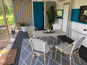 Area soggiorno di Alice & Elvis, Crescent Head, Retro Caravans with Deck, Bathroom & Outdoor Bath in a Bush Setting near the Beach