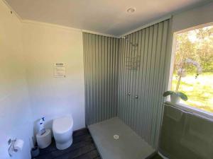 Bagno di Alice & Elvis, Crescent Head, Retro Caravans with Deck, Bathroom & Outdoor Bath in a Bush Setting near the Beach