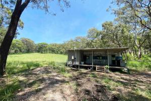 Giardino di Alice & Elvis, Crescent Head, Retro Caravans with Deck, Bathroom & Outdoor Bath in a Bush Setting near the Beach