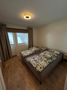 sypialnia z 2 łóżkami i oknem w obiekcie Tromsø Arctic Villa with free parking w mieście Tromsø