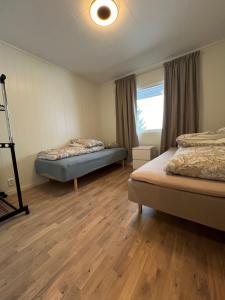 una camera da letto con due letti e una finestra di Tromsø Arctic Villa with free parking a Tromsø