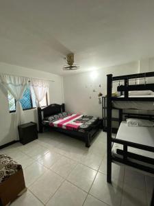 Katil dua tingkat atau katil-katil dua tingkat dalam bilik di Oasis de Tolú