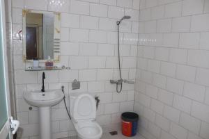 a bathroom with a toilet and a sink at Bel appartement F2 Thies in Thiès