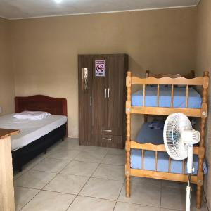 sypialnia z łóżkiem piętrowym i wentylatorem w obiekcie Pousada Patriarca Silva w mieście Rio Grande