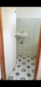 bagno con lavandino e pavimento piastrellato di Hostel Caballo Blanco a Moyogalpa