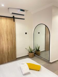 Llit o llits en una habitació de Spacious 2-Bedroom Mediterranean-Inspired Home