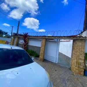 a white car parked in front of a garage at Recanto Caiçara in Solemar