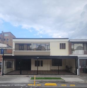 ボゴタにあるHOTEL CASA MARED Corferias-Embajada Americanaの駐車場門付白い建物