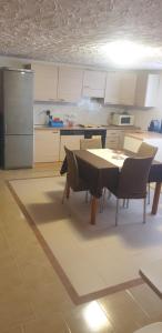 una cucina con tavolo, sedie e frigorifero di Nido a Parma