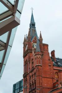 budynek z wieżą zegarową na górze w obiekcie London Central Budget Rooms w Londynie