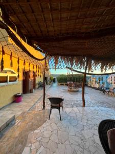 BawatiOasis Camp的一座建筑中间带桌子的庭院
