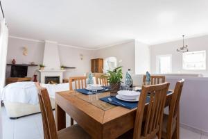 a kitchen and dining room with a table and chairs at 3 bedroom villa, 10min walk to shops, bars & beach in Luz