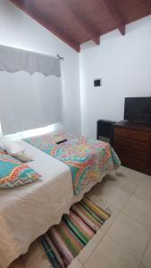 een slaapkamer met een bed en een dressoir bij Depto Lionel in Río Gallegos